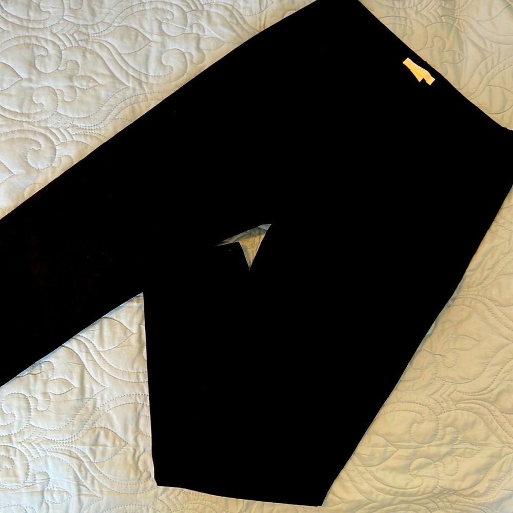 H&M Black Capri pants